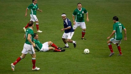 Ronaldinho réalise l'une des passes les plus magiques de sa carrière dans un match de légendes