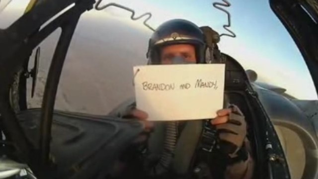 De son avion, un pilote envoie un message émouvant à son frère pour son mariage