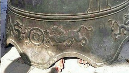 Une cloche de deux tonnes tombe sur un homme et le piège plus de deux heures