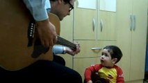 Un enfant de 2 ans reprend un tube des Beatles avec son père