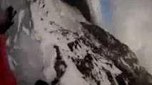 Il fait une impressionnante chute en escaladant une montagne enneigée