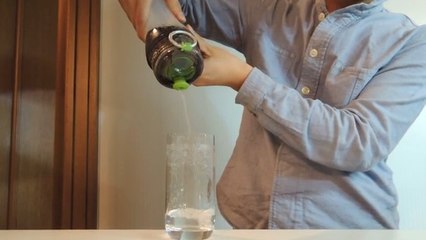 Le filtre OKO rend le Coca-Cola totalement transparent !