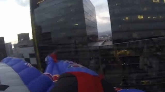 Ils passent entre deux immeubles lors d'un saut en chute libre