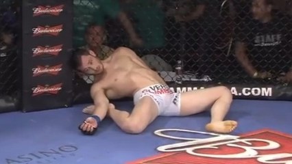 Kevin Bostick détruit Chris Costello d'un magistral coup de coude