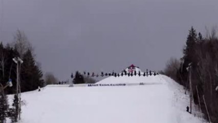 Regardez ces 30 skieurs faire un backflip en se tenant par la main