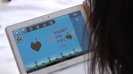 Il fait sa demande en mariage avec le jeu ''Angry Birds''