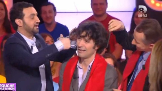 Touche pas à mon poste : Cyril Hanouna coupe les cheveux de Christophe Carrière