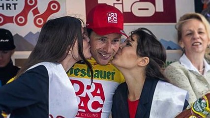 Insolite : Quand cette photo du coureur cycliste Will Clarke avec deux hôtesses amusait internet