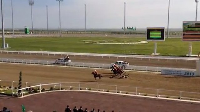 Le président Turkménistan tombe lors d'une course hippique et tente de censurer la vidéo