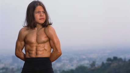 Richard Sandrak : le "petit Hercule" est devenu adulte et il a bien changé