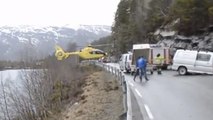 Cet hélicoptère se pose en équilibre sur un rail de sécurité pour intervenir sur un accident