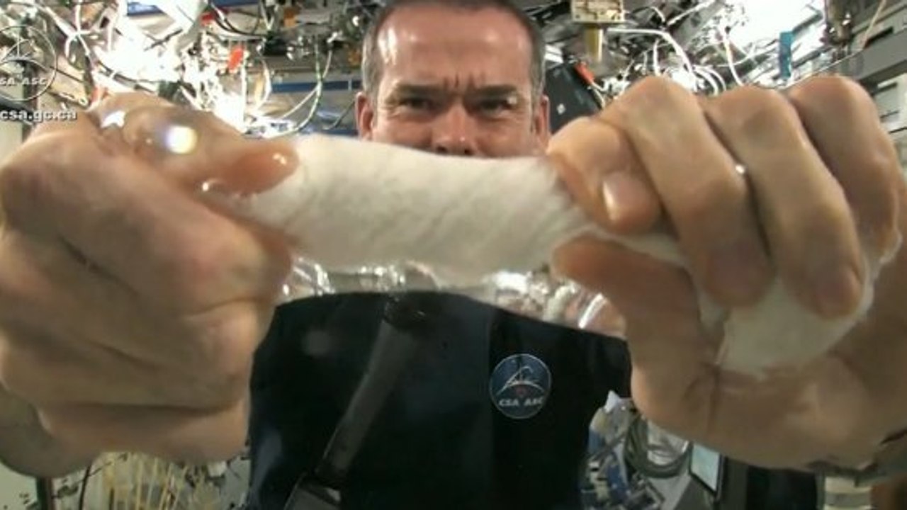 Regardez à quoi ressemble de l'eau essorée dans l'espace