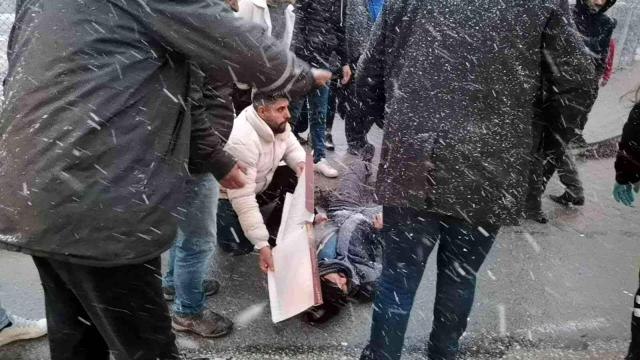 Yaralıyı yoğun kar yağışından kartonla korudular