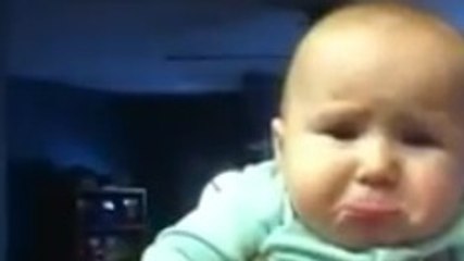 Regardez ce bébé au bord des larmes après un bisou