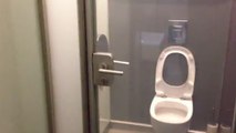 Au café Diglas, les toilettes ont des portes transparentes