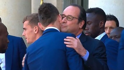 Pourquoi Laurent Koscielny est le seul joueur de l'équipe de France à qui François Hollande a fait la bise ?
