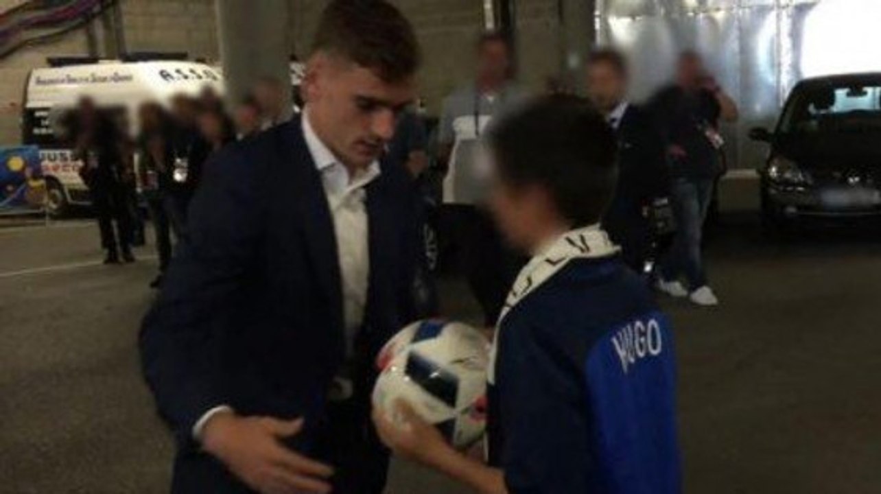 Antoine Griezmann offre le ballon de France - Irlande à Hugo, le fils des policiers tués à Magnanville