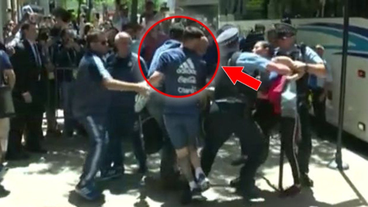 Lionel Messi a la peur de sa vie quand une fan lui saute dessus pour obtenir un autographe