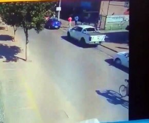 No pudo sacar la licencia: Conductora terminó examen incrustada en un muro de la Municipalidad de Curicó.