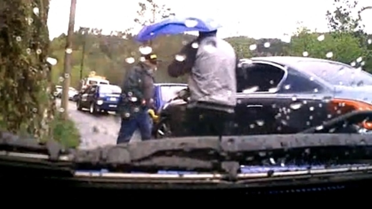 Une voiture du ministère de l'Outre-Mer force la route du rallye de Lozère
