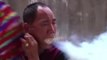 Un maître du Kung Fu fait du feu avec sa bouche rien qu'en respirant de la sciure de bois