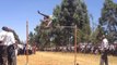 Au Kenya, cet étudiant réalise un impressionnant saut en hauteur
