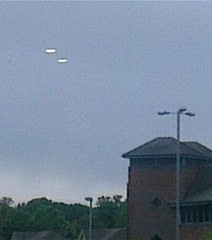 Deux Ovnis photographiés dans le ciel de Grande-Bretagne