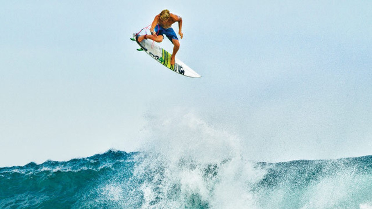Oakley Pro : Regardez John John Florence rentrer un impressionnant saut en surf
