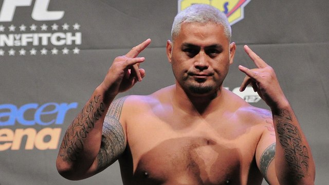Mark Hunt a les cheveux décolorés et un surnom en référence à Dragon Ball Z