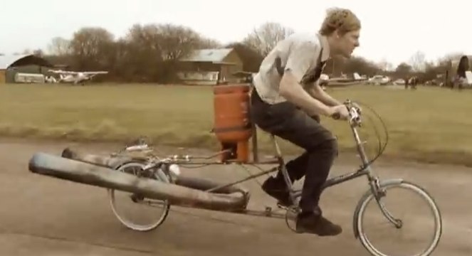Découvrez le vélo le plus dangereux du monde créé par le plombier anglais Colin Furze