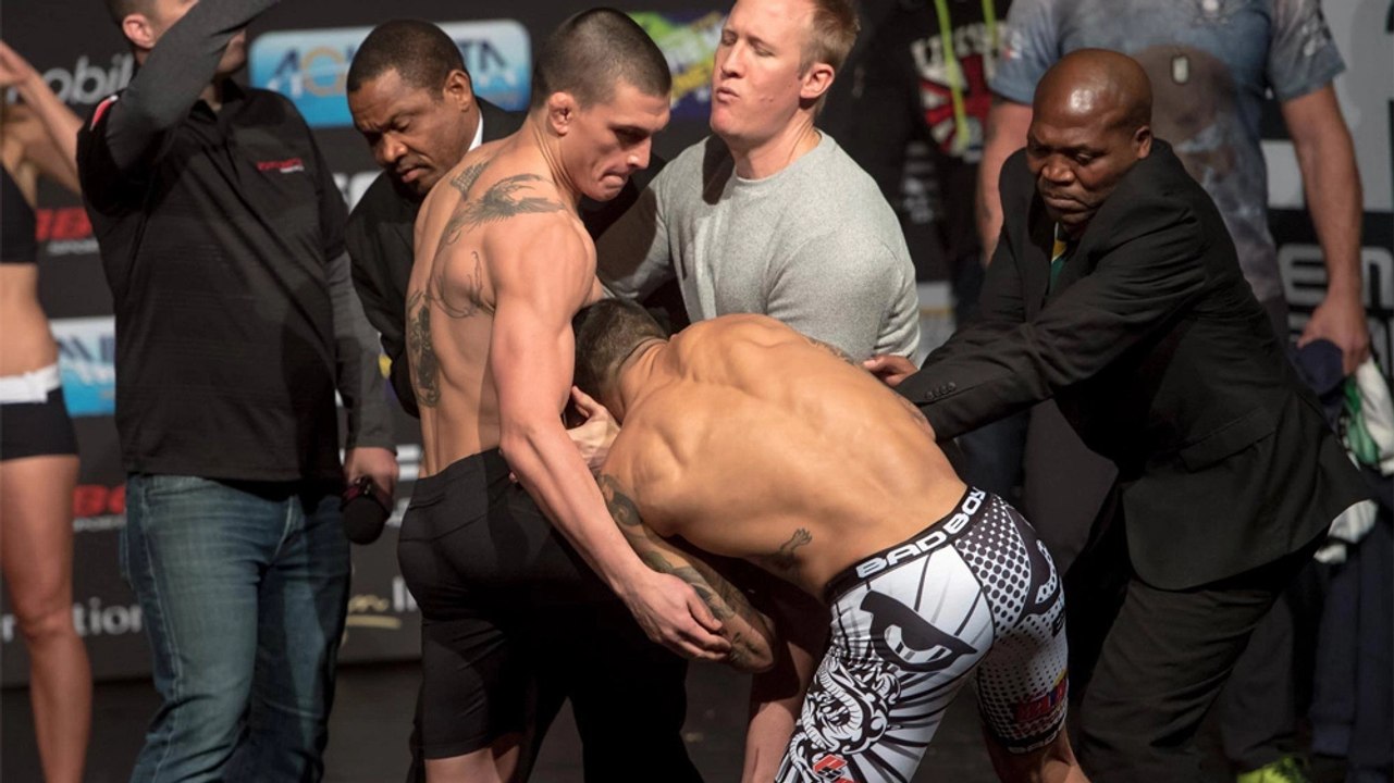 Un combattant de MMA tente un takedown à la pes...
