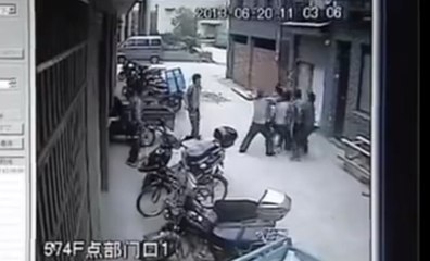 Regardez ces hommes sauver une fillette chutant du 5e étage