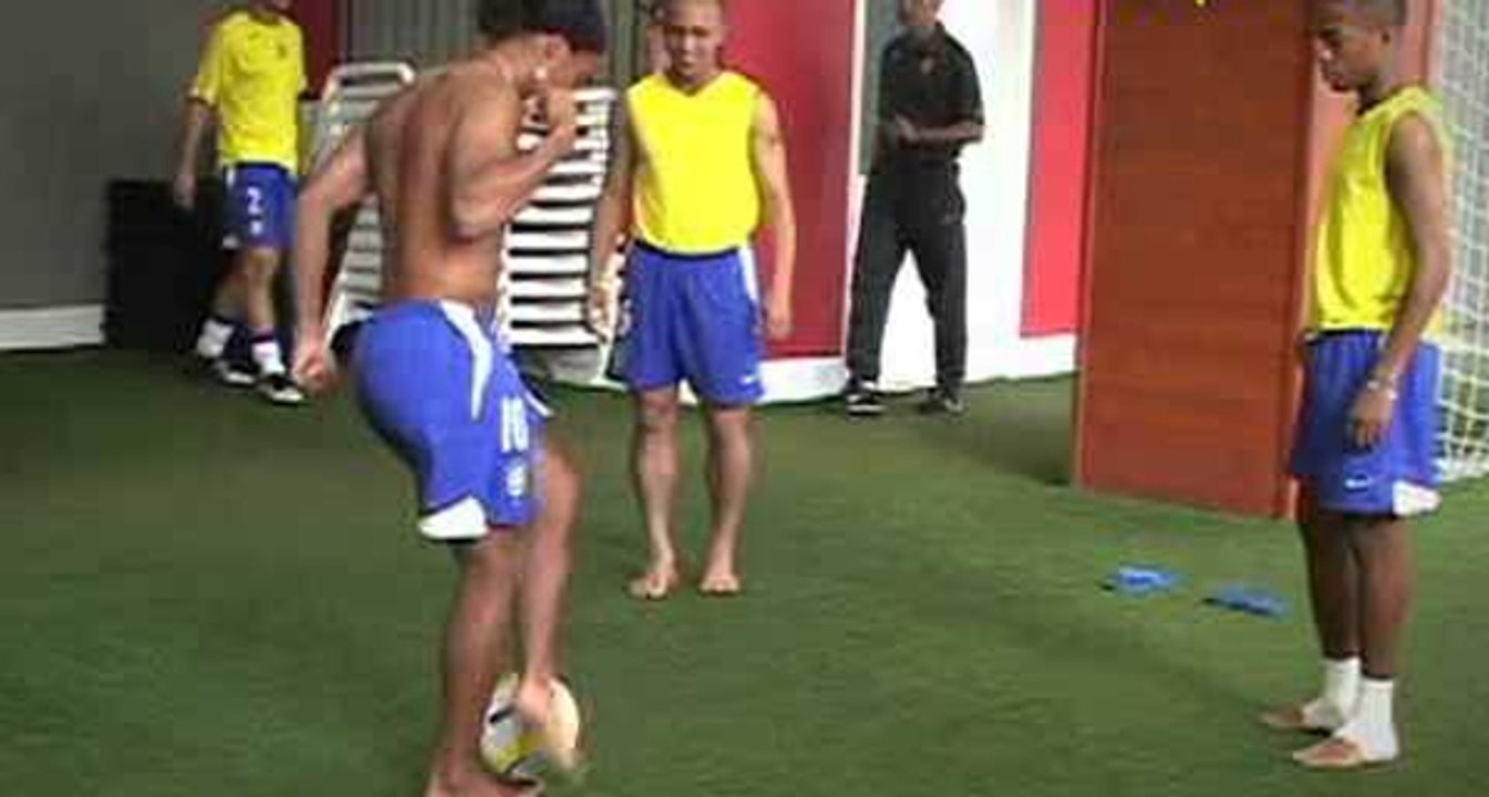 Ronaldinho, Robinho et Roberto Carlos réalisent la plus belle "brésilienne" de tous les temps