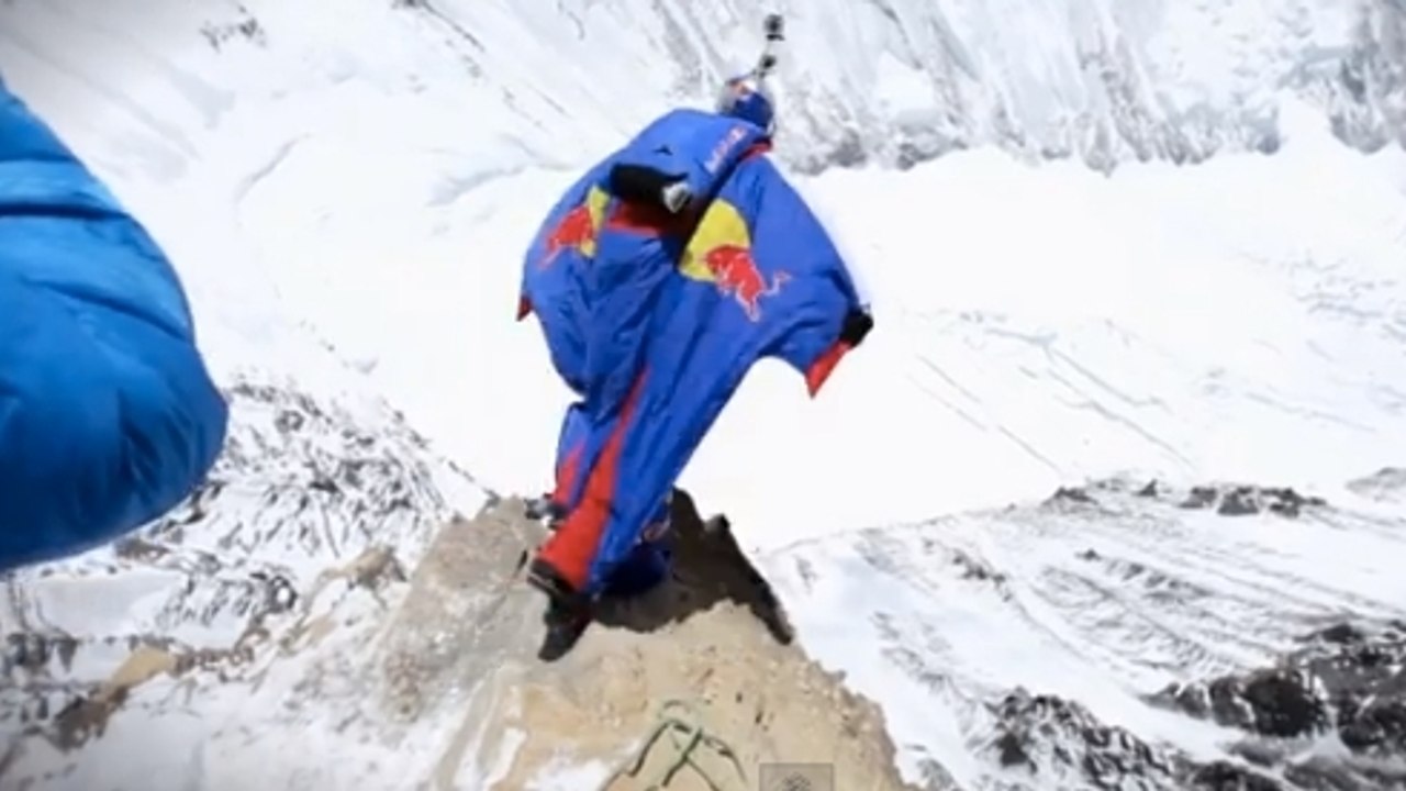 Valery Rozov réalise un saut en base-jump depuis l'Everest