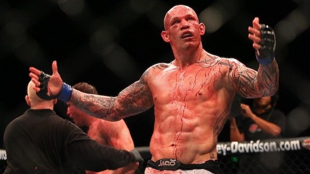 Est-ce que des gens normaux peuvent toucher un ancien combattant de l'UFC ?