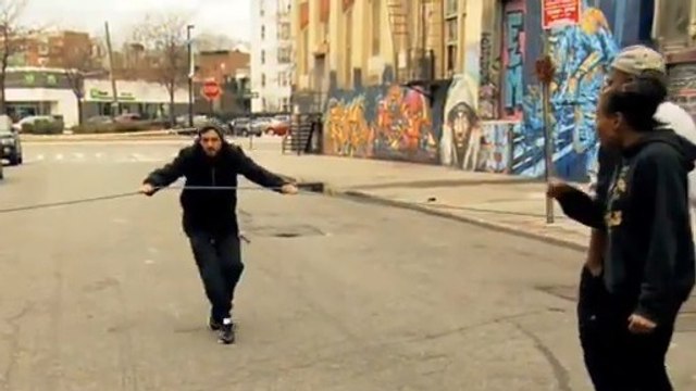 Regardez cette corde traverser le corps du magicien Dynamo !