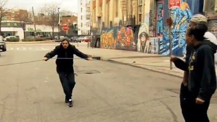 Regardez cette corde traverser le corps du magicien Dynamo !