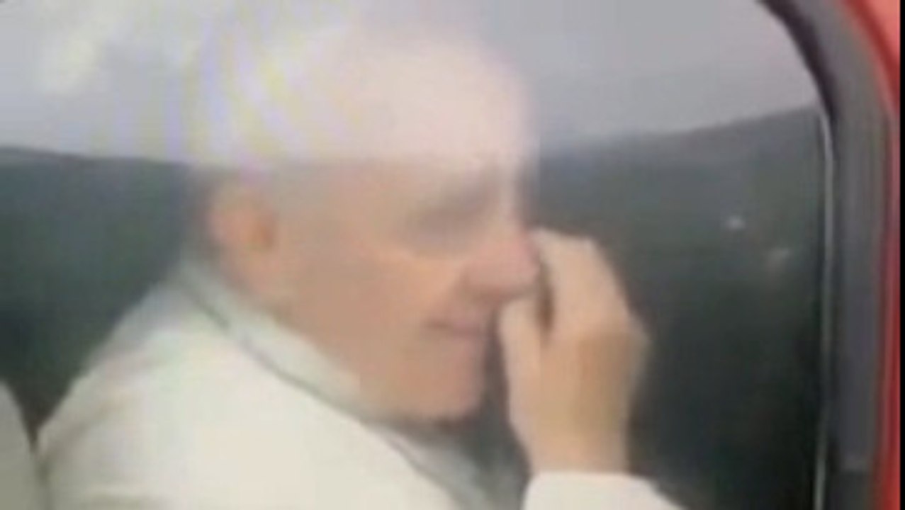 Pape François : Filmé en train de manger ses crottes de nez