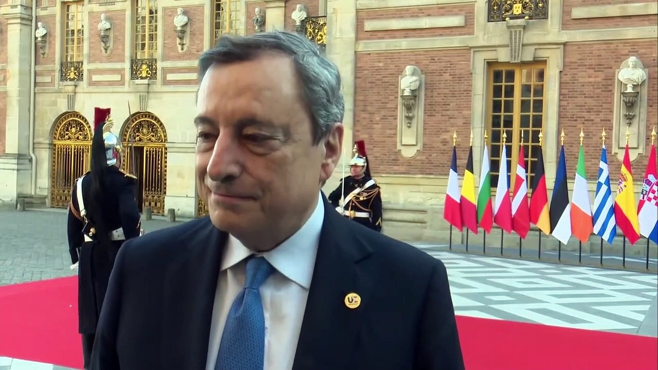 Draghi a Versailles: "Incontro con Macron. Chiesto a Putin il cessate il fuoco, non bombardi civili"