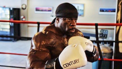Kali Muscle s'entraîne pour devenir combattant de MMA
