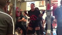 Un powerlifter manque de se briser les jambes avec 375 kilos en squat