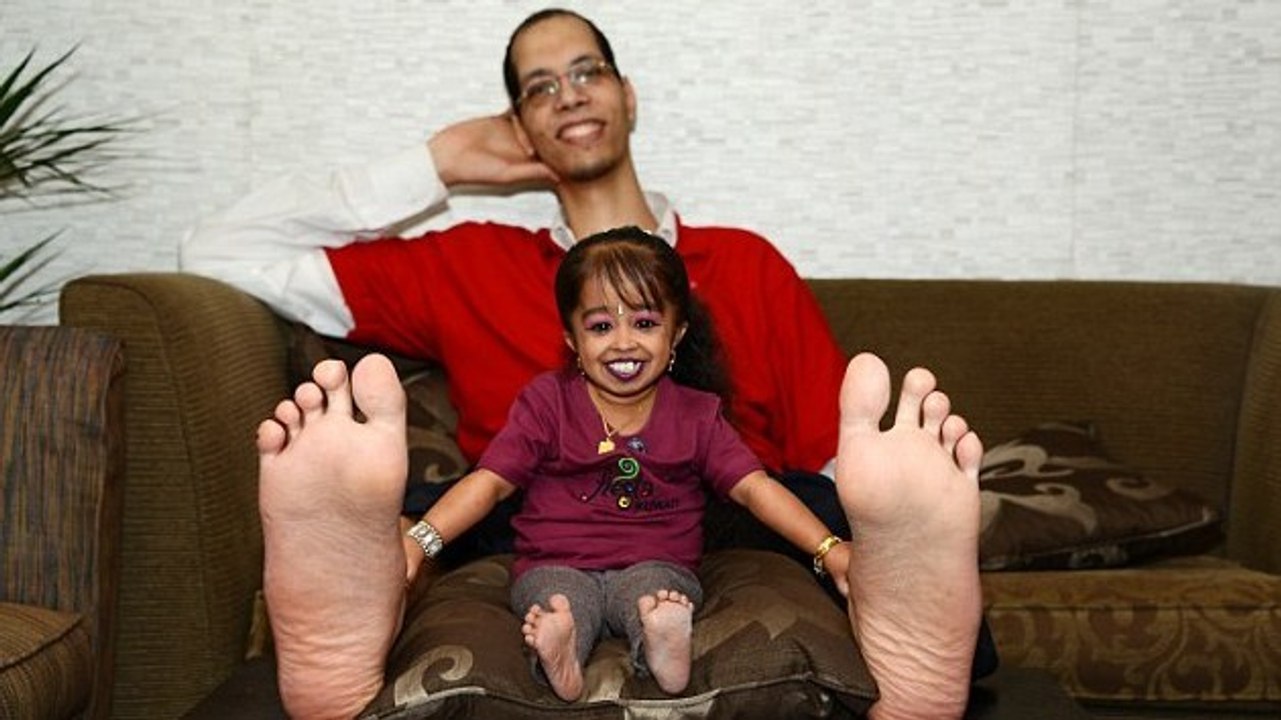 Record : Jyoti Amge et Brahim Takioullah veulent réaliser le plus grand album photo... de pieds