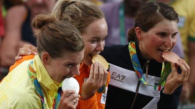 JO de Rio : pourquoi les athlètes mordent-ils leur médaille olympique sur le podium ?