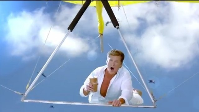 David Hasselhoff : Sa publicité très (très) kitsch pour un café glacé