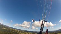 L'incroyable collision entre un parapente et un deltaplane dans les airs