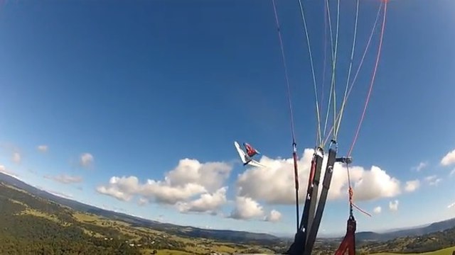 L'incroyable collision entre un parapente et un deltaplane dans les airs