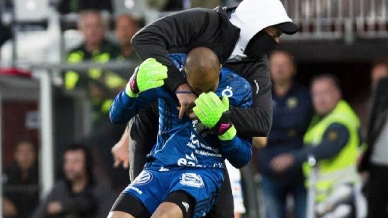 Le gardien de but Aly Keita agressé en plein match par un hooligan en Suède