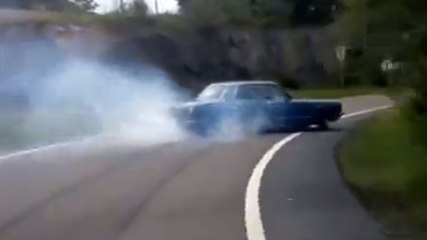 Il réalise un drift incroyable pour sortir de l'autoroute