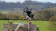 Read et Foden mettent au point un vélo qui peut vous faire voyager dans les airs !