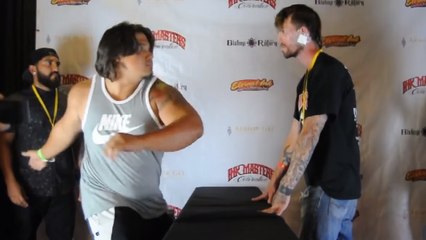 Dans un concours de claques, il se fait mettre KO par une mec costaud